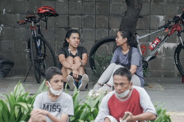 Warga Jakarta mengikuti Car Free Day (CFD) tanpa menggunakan masker di kawasan Bundaran HI yang kembali digelar pada Minggu (22/5/2022). Foto: Iqbal Firdaus/kumparan