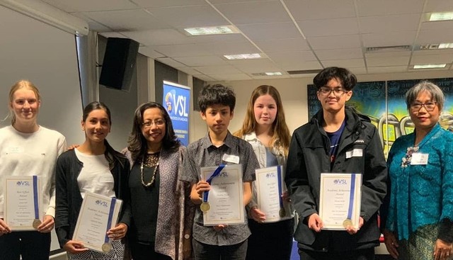 Konjen RI Melbourne berfoto bersama para pelajar dan penerima award Victorian School of Languages Award Day 2019. 7/12/2019 (Foto Dok. KJRI Melbourne)