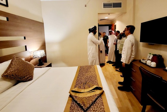 Menteri Agama Yaqut Cholil Qoumas meninjau hotel yang akan ditempati jemaah haji Indonesia di Madinah. Foto: Kemenag RI