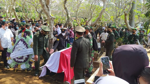 Jenazah Achmad Yurianto, mantan Juru Bicara Satgas Penanganan COVID-19 RI dikebumikan secara militer pada Minggu (22/5/2022) pagi. Foto/Azmy