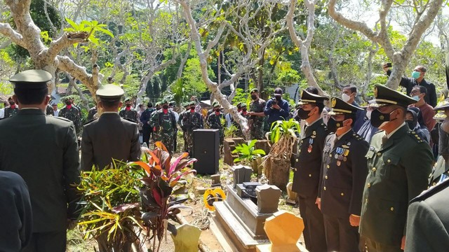 Prosesi pemakaman Achmad Yurian, secara militer. foto / ulul Azmy