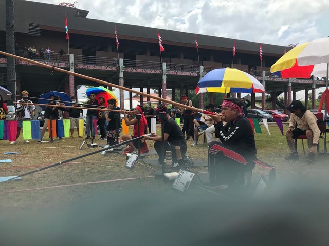 Peserta laki-laki dalam perlombaan sumpit dalam Pekan Gawai Dayak ke-34 di Rumah Radakng Pontianak. Foto: Lydia Salsabila/Hi!Pontianak