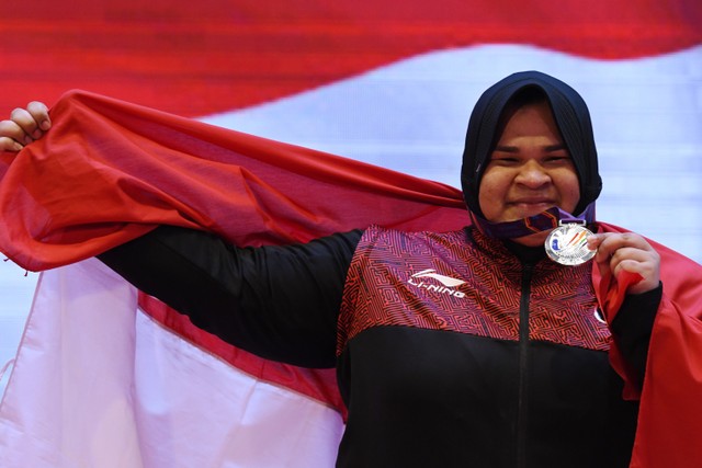 Lifter Indonesia Nurul Akmal menunjukkan medalinya usai pengalungan medali nomor +71 kilogram putri angkat berat SEA Games 2021 Vietnam di Hanoi Sports Training Centre, Hanoi, Vietnam, Minggu (22/5/2022).  Foto: Aditya Pradana Putra/ANTARA FOTO