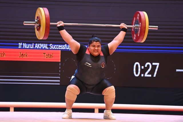 Lifter Indonesia Nurul Akmal melakukan angkatanpada pertandingan nomor +71 kilogram putri angkat berat SEA Games 2021 Vietnam di Hanoi Sports Training Centre, Hanoi, Vietnam, Minggu (22/5/2022).  Foto: Aditya Pradana Putra/ANTARA FOTO