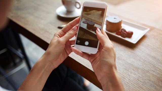 Ilustrasi memotret makanan dengan gadget. Foto: GaudiLab/Shutterstock