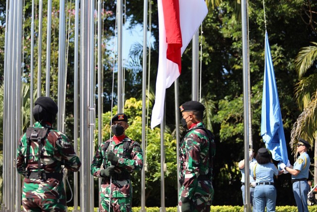 Pengibaran bendera Merah Putih dan PBB di  halaman Bali Nusa Dua Convention Center, Nusa Dua, Bali, Minggu (22/5) - IST