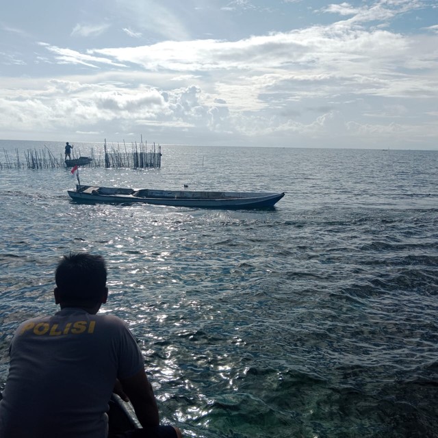 Polairud Polda Sultra saat melakukan proses evakuasi nelayan yang ditemukan tewas di laut. Foto: Dok Polisi.