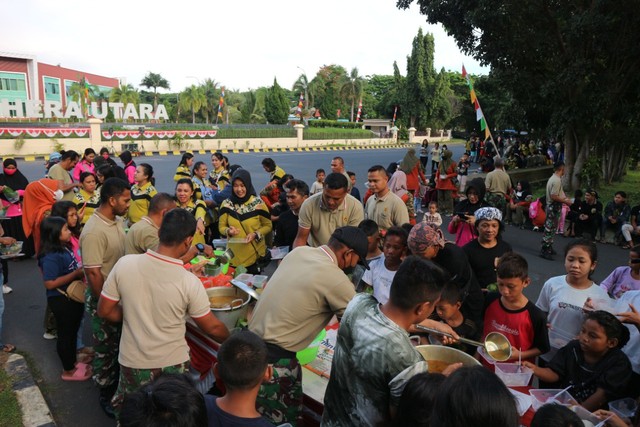 Kodim Tobelo saat menggelar makan Papeda terbanyak dalam rangka merakayakan HUT ke-23 tahun Kodam XVI/Pattimura. Foto: Istimewa