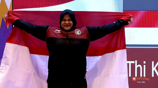 Nurul Akmal, lifter asal Aceh menyumbangkan medali perak untuk Indonesia pada SEA Games 2021 Vietnam dari cabang olahraga angkat besi nomor +71 kilogram putri, Minggu (22/5/2022). Foto-foto: Dok. Live Streaming SEA Games