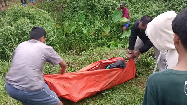 Evakuasi mayat wanita di Kecamatan Kemang, Kabupaten Bogor, Jawa Barat, Minggu (22/5/2022). Foto: Dok. Istimewa