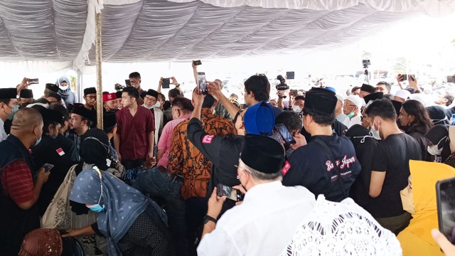 Pemakaman Fahmi Idris di TPU Tanah Kusir, Jakarta, Minggu, (22/5). 
 Foto: Aprilandika Pratama/kumparan