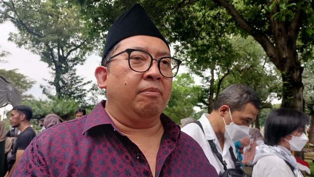 Politikus Gerindra Fadli Zon hadiri pemakaman Fahmi Idris di TPU Tanah Kusir. Foto: Aprilandika Pratama/kumparan