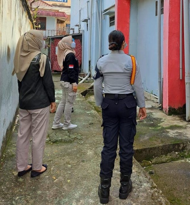 Perwira Kontrol dan Petugas Piket Hari Libur Melakukan Kontrol Area Lapas Perempuan Palembang Bersama Komandan Jaga, Palembang, Minggu (22/05). Foto: Humas LPP