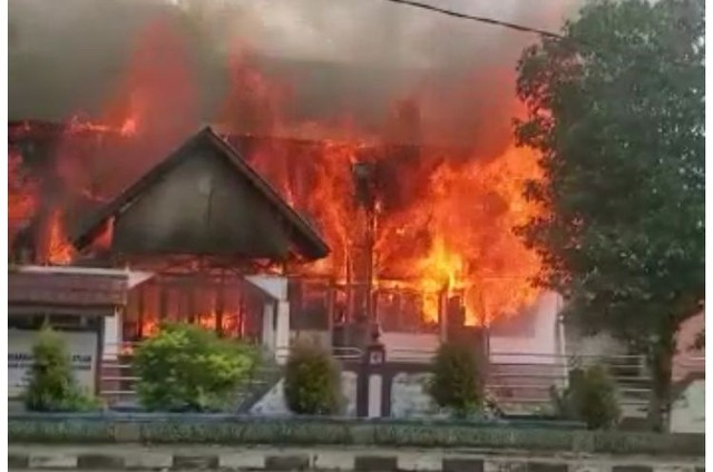 Kantor Badan Kepegawaian dan Pengembangan Sumber Daya Manusia (BKPSDM) Kabupaten Kapuas Hulu terbakar. Foto: Dok Hi!Pontianak