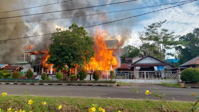 Kebakaran di Kantor Badan Kepegawaian dan Pengembangan Sumber Daya Manusia (BKPSDM) Kabupaten Kapuas Hulu. Foto: Dok Hi!Pontianak