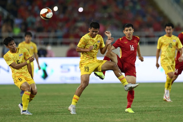 Pemain Thailand Chayapipat Supanpasuch berebut bola dengan pemain Vietnam Do Hung Dung pada pertandingan perebutan medali emas SEA Games 2021 di Stadion Nasional My Dinh, Hanoi, Vietnam, Minggu (22/5/2022). Foto: Chalinee Thirasupa/REUTERS