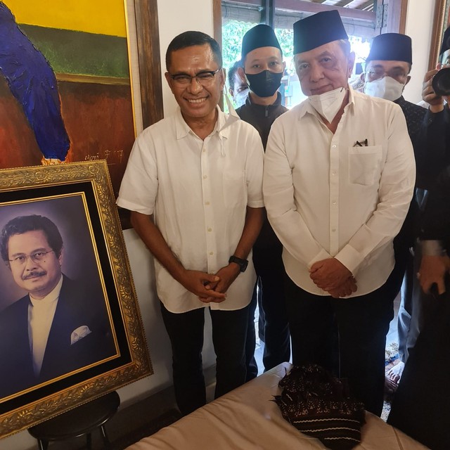 Ketua Majelis Wali Amanat Universitas Indonesia (MWA UI) Saleh Husin melawat ke rumah duka Fahmi Idris. Foto: Dok. Istimewa