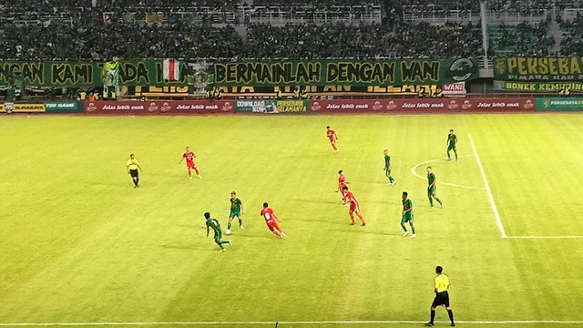 Laga uji coba yang mempertemukan Persebaya melawan Persis Solo di Stadion Gelora Bung Tomo (GBT) Surabaya, Minggu (22/05/2022). FOTO: Agung Santoso