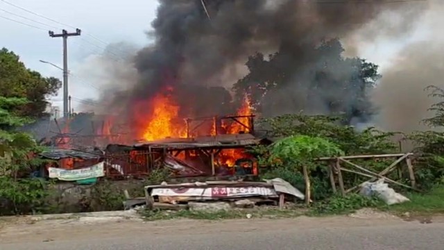 2 Rumah di Karawang Hangus Terbakar, Diduga Akibat Korsleting Listrik (40212)