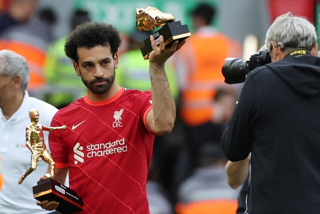 Pemain Liverpool Mohamed Salah memegang trofi Premier League Playmaker dan Golden Boot setelah pertandingan di Stadion Anfield, Liverpool, Inggris, Minggu (22/5/2022). Foto: Phil Noble/REUTERS