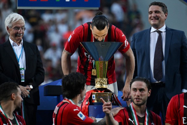  Pemain AC Milan Zlatan Ibrahimovic melakukan selebrasi menjelang pengangkatan trofi setelah memenangkan Serie A di Stadion Mapei, Citta del Tricolore, Reggio Emilia, Italia, Minggu (22/5/2022). Foto: Alberto Lingria/REUTERS