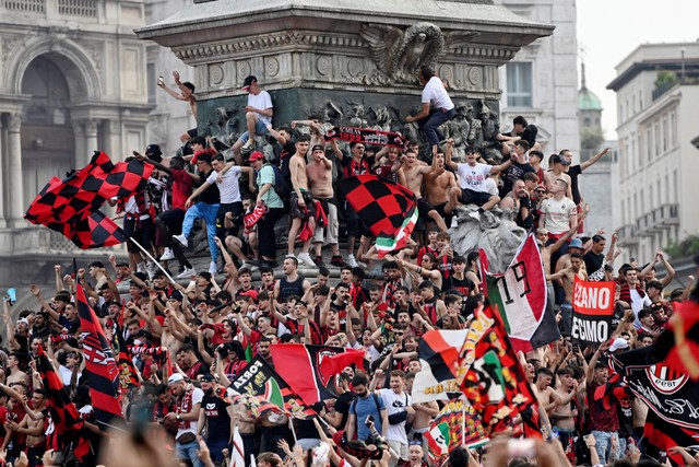 Para suporter merayakan kemenangan AC Milan pada Serie A di Kota Milan, Italia, Minggu (22/5/2022). Foto: Flavio Lo Scalzo/REUTERS