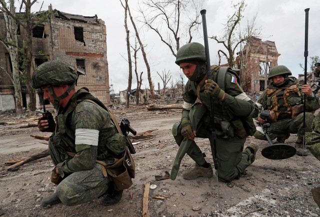 Pasukan Rusia bekerja saat invasi Ukraina, Minggu (22/5/2022). Foto: Alexander Ermochenko/REUTERS