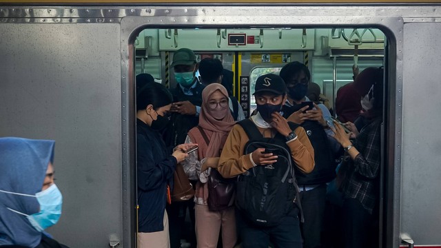 Sejumlah penumpang mengunakan kereta rel listrik (KRL) di Stasiun Bekasi, Senin (23/5/2022). Foto: Iqbal Firdaus/kumparan