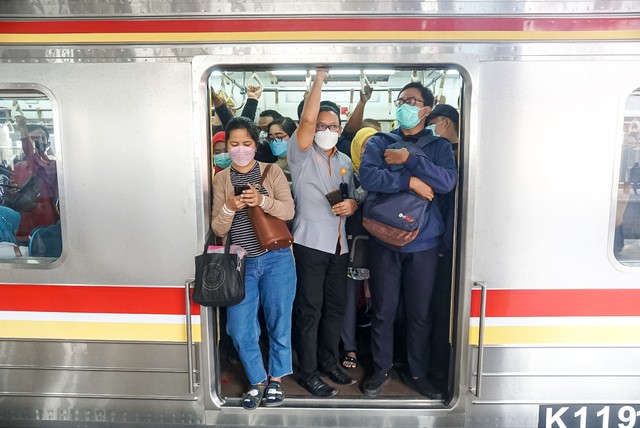Sejumlah penumpang mengunakan kereta rel listrik (KRL) di Stasiun Bekasi, Senin (23/5/2022). Foto: Iqbal Firdaus/kumparan