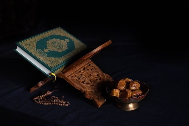 Contoh hukum tajwid banyak ditemukan dalam berbagai macam ayat yang terdapat dalam kitab suci Alquran. Foto: Unsplash.com