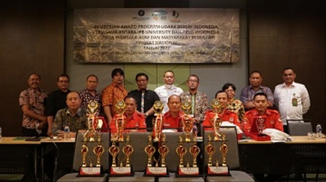 Dekan Fahutan IPB University Berikan Penghargaan bagi Masyarakat Pengendali Kebakaran Hutan