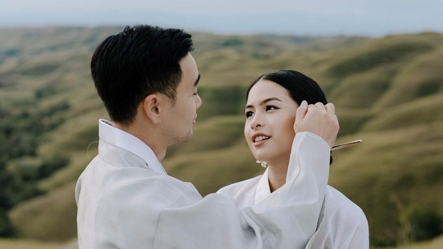 Maudy Ayunda kenakan hanbok bersama suami. Foto: Instagram/@maudyayunda