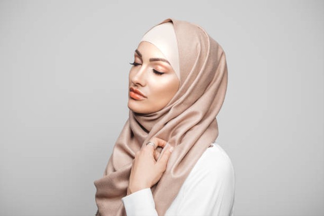 Ilustrasi seorang wanita Muslim yang memiliki kulit cerah. Foto: Pexels