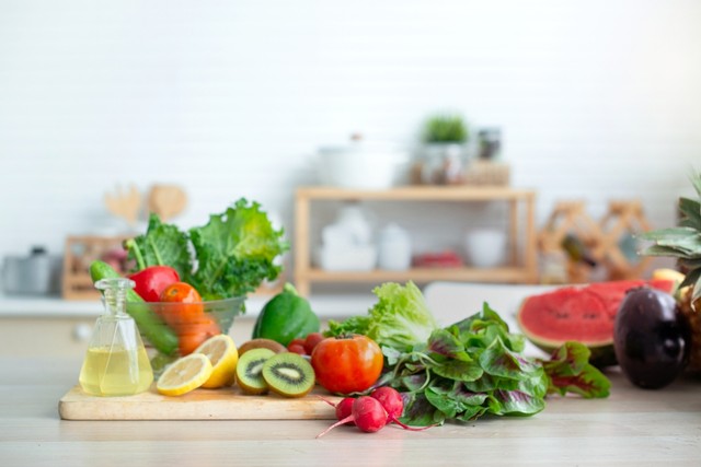 Buah dan sayur termasuk ke dalam daftar makanan yang perlu dikonsumsi ibu hamil pada trimester pertama. Foto: Shutterstock