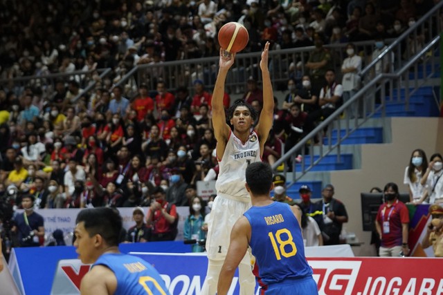 Pebasket Indonesia Michael Derrick menembakkan bola ke arah basket Tim Filipina dalam laga final bola basket SEA Games 2021 Vietnam di Thanh Tri District Sporting Hall, Hanoi, Vietnam, Minggu (22/5/2022).  Foto: Fauzi Saputra/ANTARA FOTO