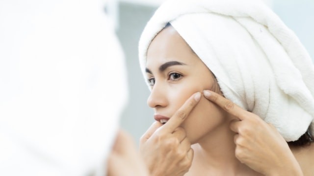 Ilustrasi tips memilih produk sabun pembersih muka untuk kulit berjerawat. Foto: Shutterstock