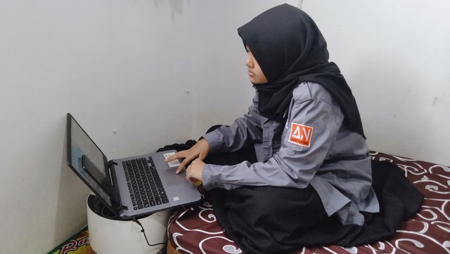 Salsa sedang menjalankan kewajibannya sebagai mahasiswa. (Foto: Tiara Salwa Assyifa)