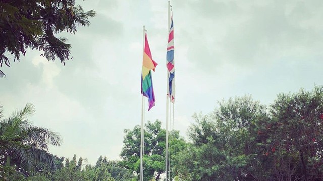 Kedubes Inggris di Jakarta memasang bendera pelangi untuk memperingati Hari Melawan Homofobia, Mei 2022. Foto: Instagram/@UKinIndonesia