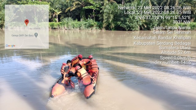 Tim SAR saat mengevakuasi jenazah remaja yang tewas hanyut di Sungai Padang, Kota Serdang Bedagai, Sumatera Utara, Senin (23/5/2022). Foto: SAR Medan