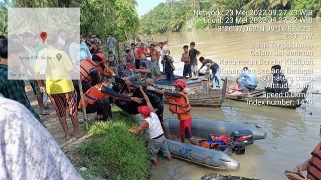 Tim SAR saat mengevakuasi jenazah remaja yang tewas hanyut di Sungai Padang, Kota Serdang Bedagai, Sumatera Utara, Senin (23/5/2022). Foto: SAR Medan