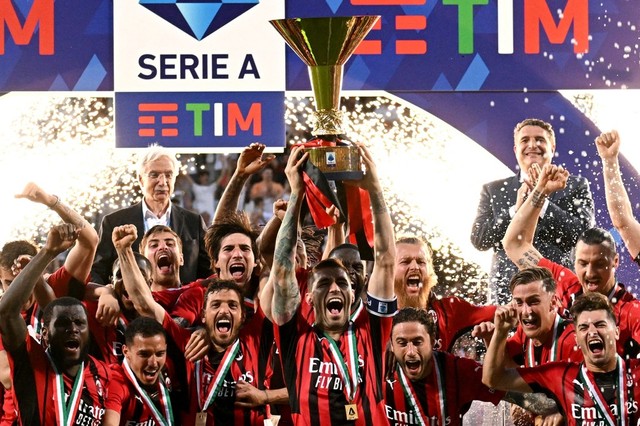 AC Milan memastikan diri sebagai jawara Liga Italia 2021/22. Foto: Alberto Lingria/REUTERS