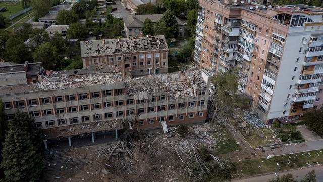 Sebuah bangunan terlihat hancur setelah serangan roket yang mengarah ke sebuah universitas di Bakhmut, Donetsk, Ukraina, Sabtu (21/5/2022). Foto: Carlos Barria/REUTERS