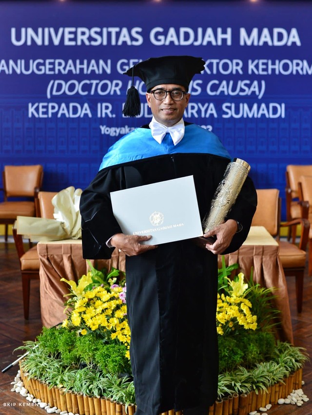 Menhub Budi Karya Sumadi dianugerahi gelar Doktor Honoris Causa (HC) oleh Universitas Gadjah Mada pada Senin (23/5/2022). Foto: Kemenhub
