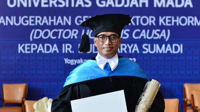 Menhub Budi Karya Sumadi dianugerahkan gelar Doktor Honoris Causa (HC) oleh Universitas Gadjah Mada pada Senin (23/5/2022). Foto: Kemenhub