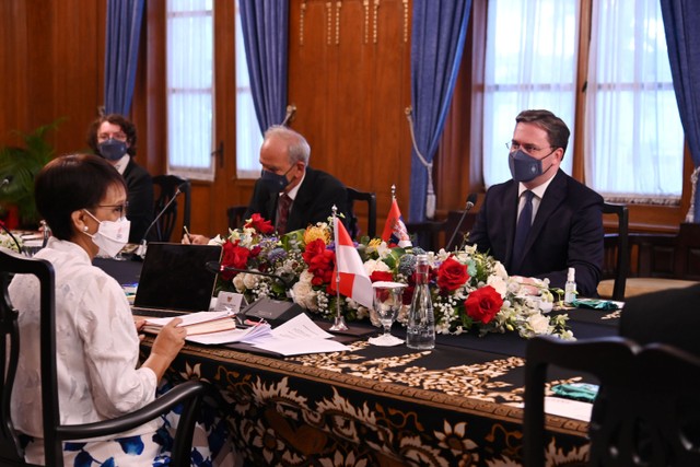Menlu Retno Marsudi melakukan pertemuan bilateral dengan Menlu Serbia  Nikola Selakovic di Kantor Kementerian Luar Negeri, Jakarta, Senin (23/5). Foto: Kemlu RI