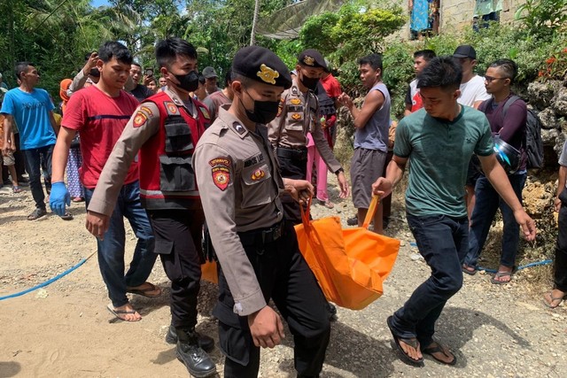 Polisi mengevakuasi jenazah ASN di Nias yang ditemukan tewas gantung diri di Kabupaten Nias, Sumatera Utara, Senin (23/5/2022). Foto: Polres Nias
