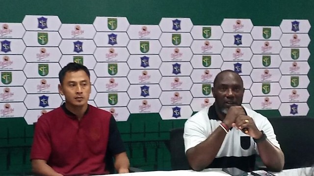 Pelatih dan striker Persis Solo, Jacksen F Tiago (kanan) dan Samsul Arif. FOTO: Agung Santoso