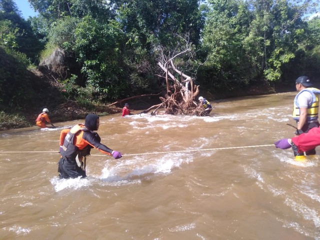 Tim SAR terus melakukan pencarian korban hilang yang terseret arus sungai di Pomala, Kolaka. Foto: Dok Basarnas Kendari.