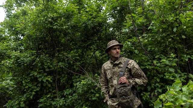 Anggota angkatan bersenjata Ukraina melakukan penyamaran di dekat Donetsk, Ukraina, Minggu (22/5/2022). Foto: Carlos Barria/REUTERS