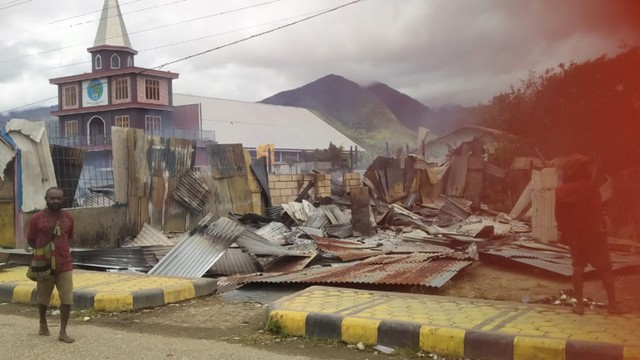 Pembakaram rumah warga di Dogiyai Papua. (Foto: Polres Persiapan Dogiyai) 